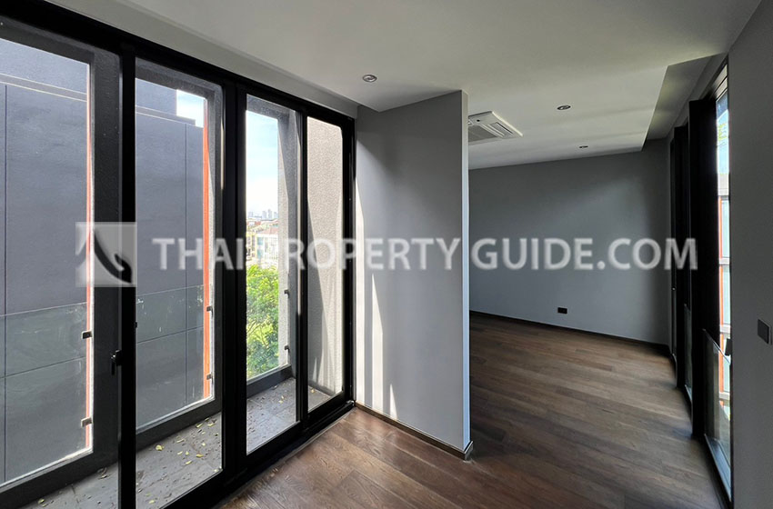 House with Private Pool in Srinakarin 
